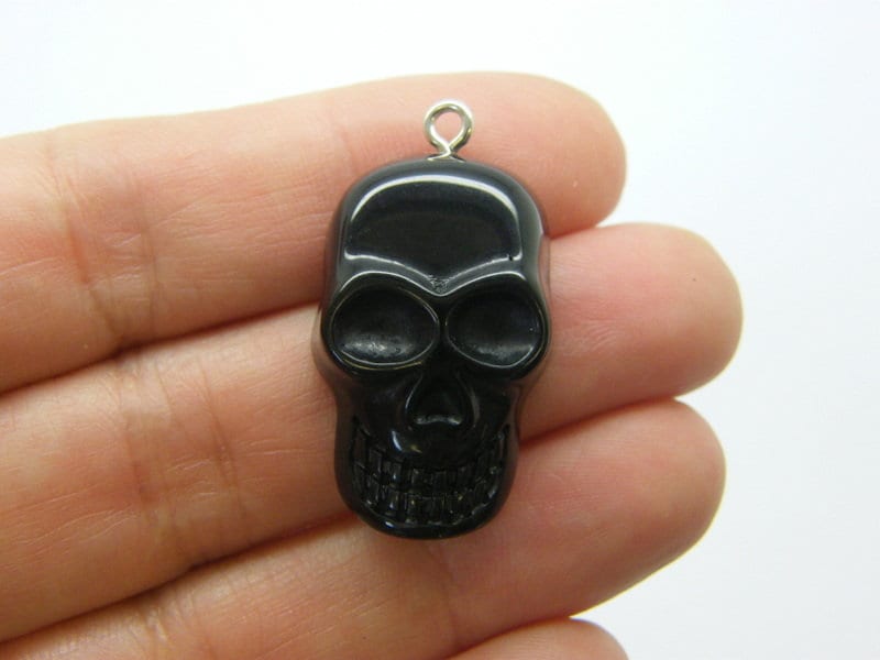 2 Skull Halloween pendants black resin HC1230
