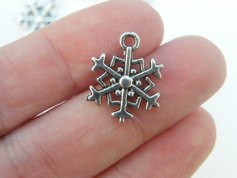 10 Snowflake charms antique silver tone SF5