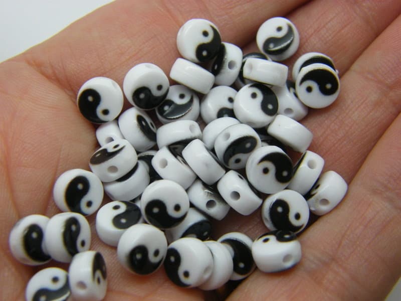 100 Yin yang good evil beads black white acrylic I33