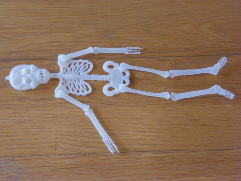 1 Skeleton pendant movable Halloween glow in the dark plastic
