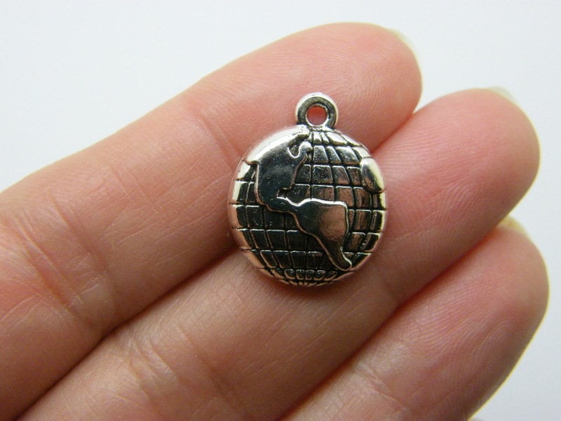 8 Globe charms antique silver tone WT75