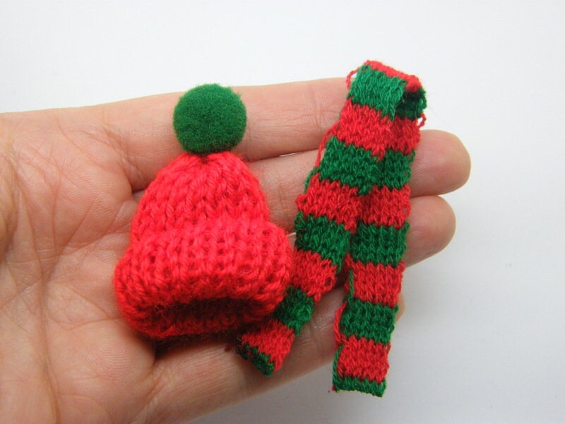 2 Knitted hat and 2 knitted scarfs miniature red green CA