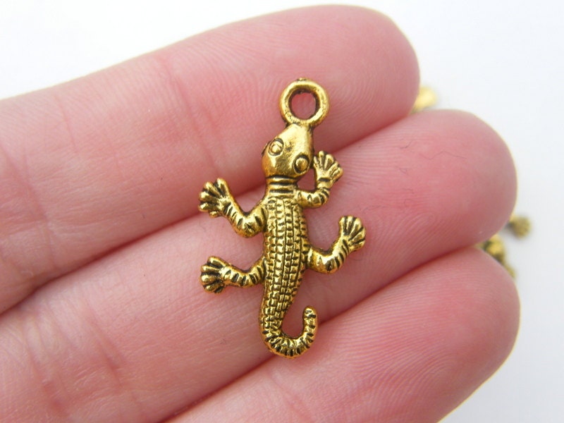 8 Lizard gecko charms antique gold tone A918