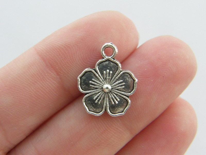 10 Flower charms antique silver tone F73