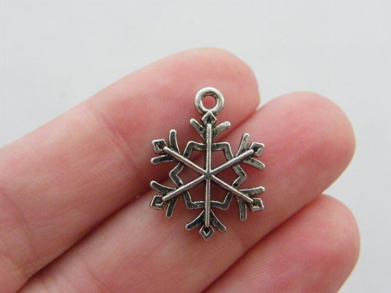 10 Snowflake charms antique silver tone SF10