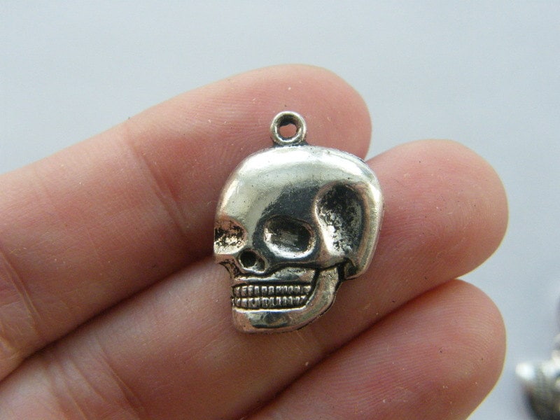 8 Skull charms antique silver tone HC315
