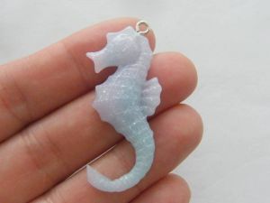 4 Seahorse pendants pink and blue resin  FF416
