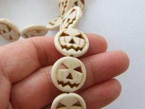 26 Off white pumpkin jack o lantern 15mm Halloween beads SK13