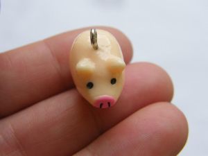 4  Pig charms pink resin A927