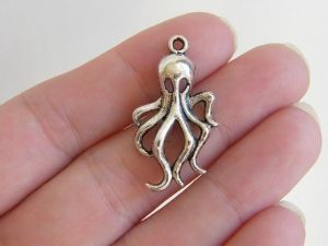 8 Octopus pendants antique silver tone FF106