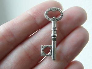 8 Key pendants antique silver tone K40