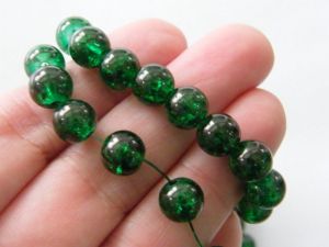 100 Christmas green crackle 8mm beads B195