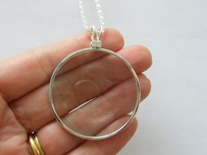 1 Magnifying glass pendant silver plated tone P400