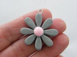 4 Flower pendants grey and pink resin F335