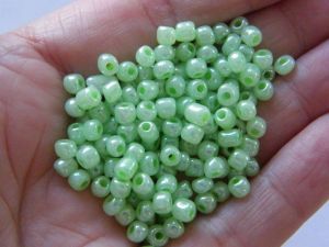 400 Pale green pearlized seed beads 4mm glass SB144