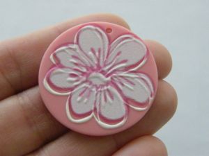 4 Flower pendants pink white resin F418