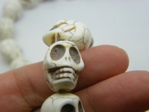18 Off white skull beads 18 x 14mm SK40
