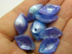30 Stunningly beautiful blue purple two toned leaf charms plastic  L303