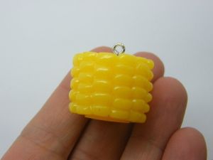4 Corn on the cob maize pendants resin FD558