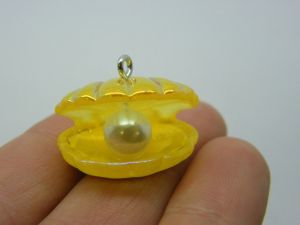 4 Oyster shell pearl charms yellow AB resin pendants FF381