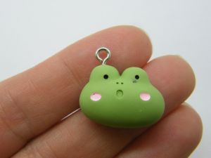 8 Frog charms green resin A801