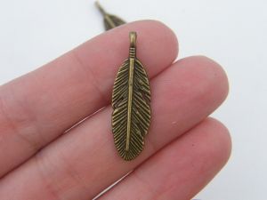 8 Feather charms antique bronze tone B189