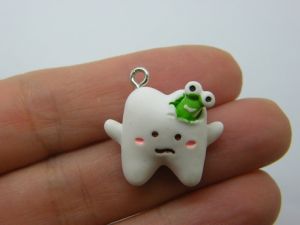 4 Tooth decay pendant white green resin MD3