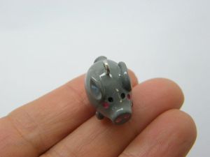 4 Pig charms grey resin A608