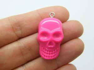 4 Skull Halloween pendants fuchsia pink resin HC1232