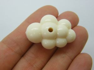 4 Cloud beads off white acrylic S393