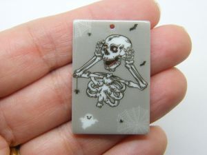 4 Skeleton Halloween pendants grey  acrylic HC1291