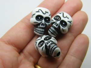10 Skull beads white black acrylic BB665