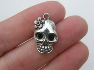 6 Skull charms antique silver tone HC113