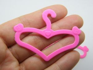20 Hangers heart pink dollhouse miniature 01