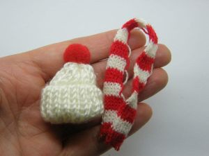 2 Knitted hat and 2 knitted scarfs miniature red white CA