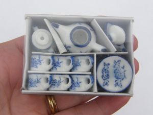 1 Blue and off white porcelain tea set 72Y